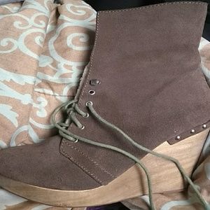 Queen ClearoutWooden wedge Bootz